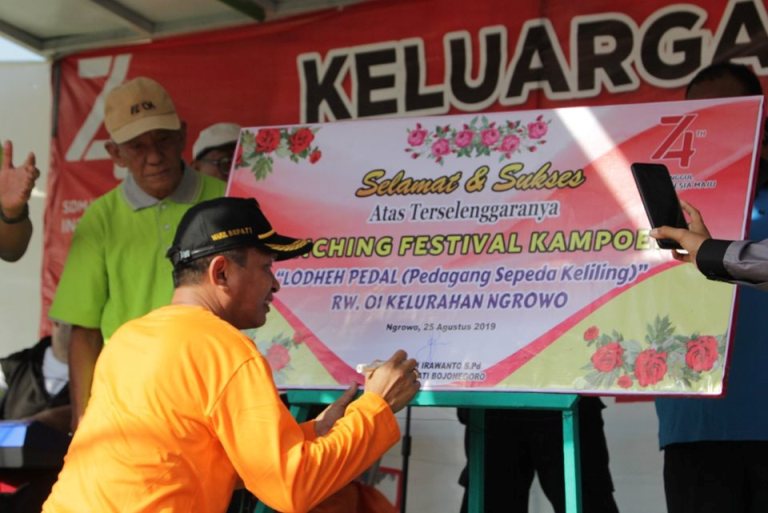 Foto : Wabup Bojonegoro, Budi Irawanto saat melaunching Kampoeng Lontong Lodeh Ngrowo, Minggu (25/08/2019).