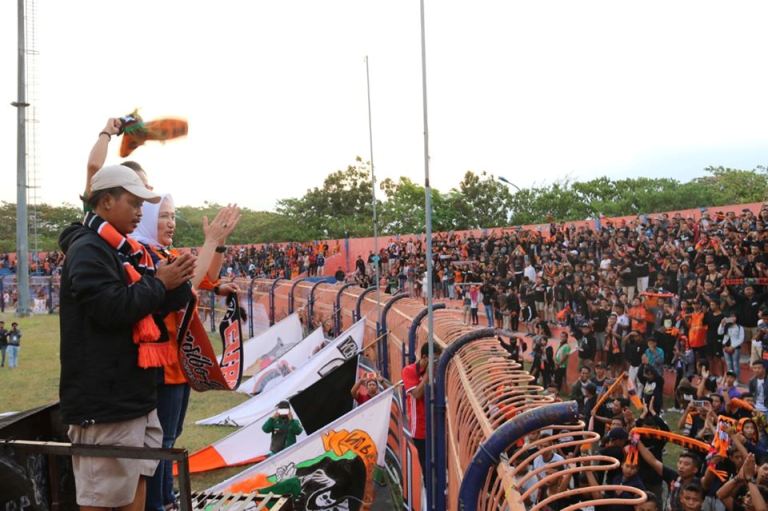 Foto : Bupati Bojonegoro, Anna Mu'awanah ikut menyemangati Persibo vs Nganjuk Ladang FC, Minggu (25/08/2019).