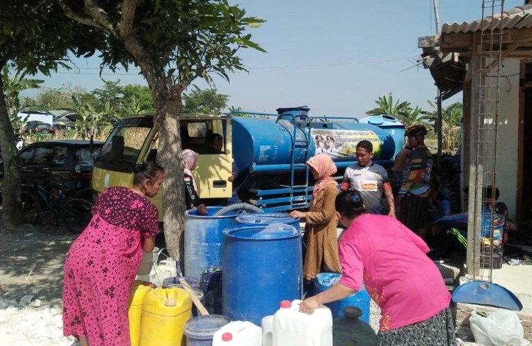Foto : BPBD Bojonegoro distribusikan air bersih kepada masyarakat, Senin (26/08/2019).