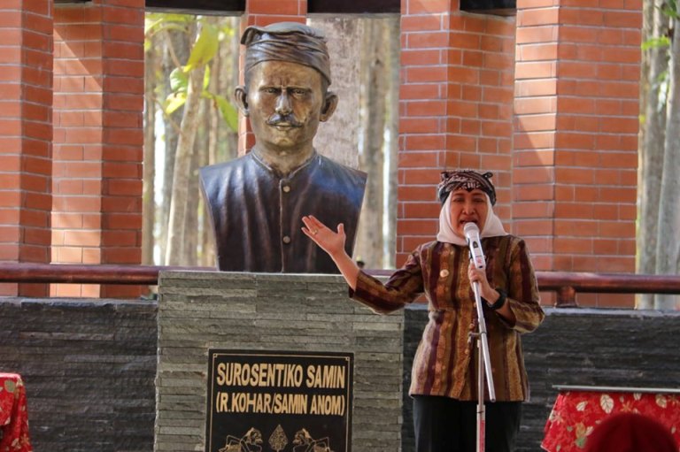 Foto : Bupati Bojonegoro, Anna Mu'Awannah meresmikan Tugu Prasasti Sedulur Sikep Samin Soerosentiko di Dusun Jepang, Desa/Kecamatan Margomulyo, Kabupaten Bojonegoro, Kamis (29/08/2019).