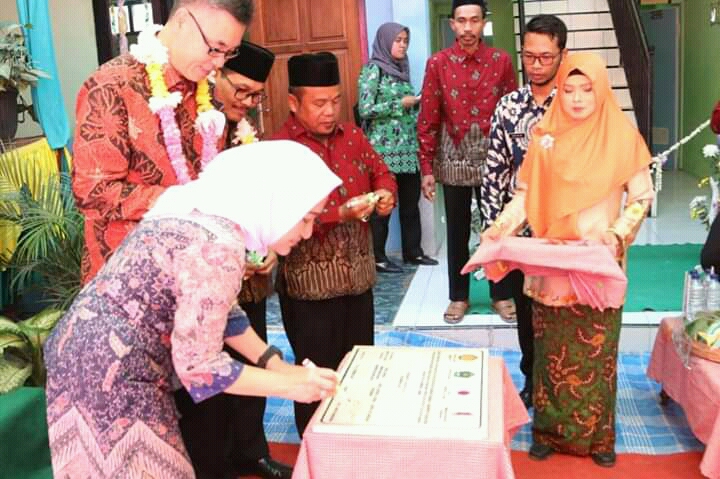 Foto : Bupati Bojonegoro, Anna Mu'awanah bersama Konjen Jepang, Mr. Masaki Tani meresmikan Gedung MI Miftahul Huda - Desa Senganten, Kecamatan Gondang, Kabupaten Bojonegoro, Kamis (15/08/2019).