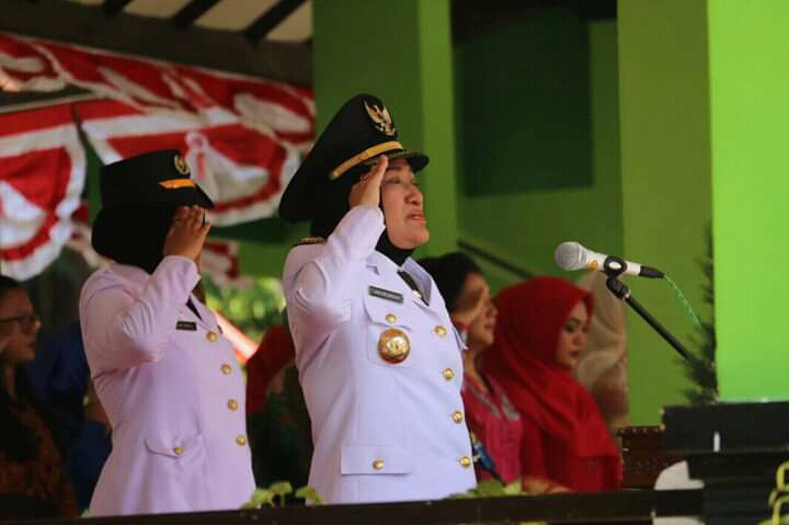 Foto : Bupati Bojonegoro, Anna Mu'awanah memimpin detik - detik peringatan Kemerdekaan RI, Sabtu (17/08/2019).
