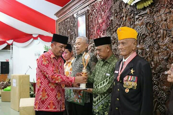 Foto : Wabup Bojonegoro, Budi Irawanto serahkan penghargaan peringatan Proklamasi Kemerdekaan RI Ke- 74 di Pendopo Malowopati Pemkab Bojonegoro, Sabtu (17/08/2019) malam.