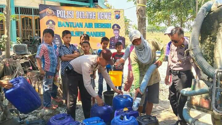 Foto : Anggota Polsek Dander - Polres Bojonegoro droping 1 tangki truk air bersih di Dusun Kedungrejo - Desa Ngumpakdalem, Kecamatan Dander, Kabupaten Bojonegoro, Minggu (18/08/2019).