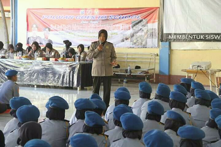 Foto : Anggota Sat Binmas Polres Bojonegoro gelar Police Goes To School di SMK PGRI 2 Bojonegoro, Senin (19/08/2019).