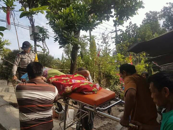 Foto : Bhabinkamtibmas Desa Ledok Kulon - Bripka Muhajirin saat antar warganya ke RSUD Bojonegoro, Kamis (22/08/2019).