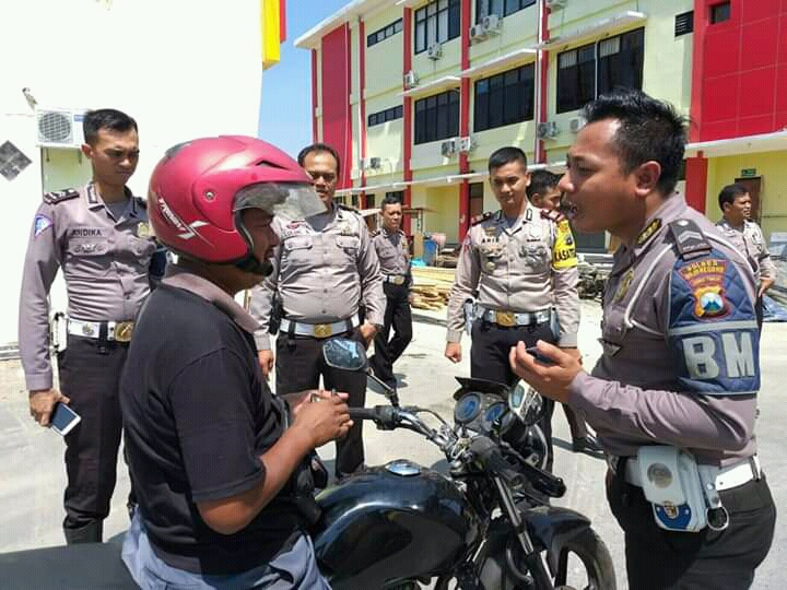 Foto : Kasat Lantas Polres Bojonegoro, AKP Aristianto BS dan Anggota Polres Bojonegoro ikuti Latihan Pra Operasi Patuh Semeru 2019, Sabtu (24/08/2019)