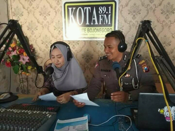 Foto : Sat Lantas Polres Bojonegoro sedang Siaran On Air di Radio, Rabu (28/08/2019) jam. 08.00 WIB.