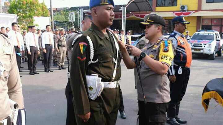 Foto : Kapolres Bojonegoro, AKBP Ary Fadli sematkan pita kepada petugas sebagai tanda dimulainya Operasi Patuh Semeru 2019, Kamis (29/08/2019).
