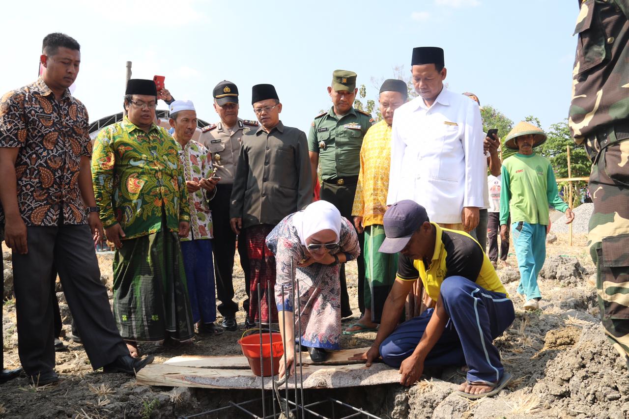Foto : Bupati Bojonegoro, Anna Mu'awanah letakkan Batu Pertama Pembangunan Masjid Al-Muttaqin Dusun Klumpang - Desa Sendangharjo, Kecamatan Ngasem, Kabupaten Bojonegoro, Kamis (15/08/2019).
