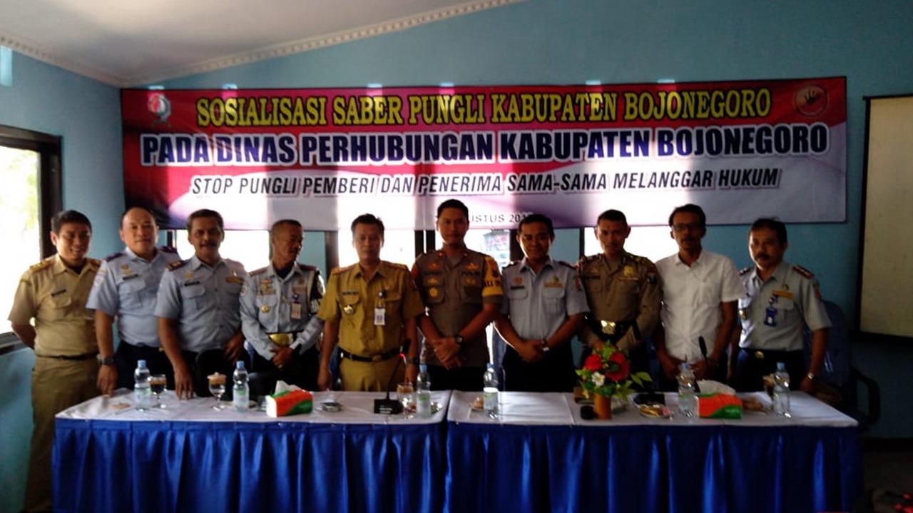Foto : Ketua UPP Saber Pungli Kabupaten Bojonegoro, Kompol Achmad Fauzy bersama Bagian Hukum Setda Pemkab Bojonegoro, Faisol Ahmadi, SH. dan Kadishub Bojonegoro, Adie Witjaksono, M.Si. juga lainnya, sedang sosialisasikan Sapu Bersih Pungli dilingkup Dishub Bojonegoro, Selasa (20/08/2019).