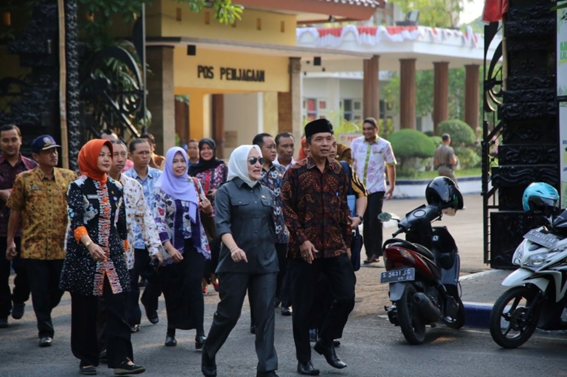 Foto : Bupati Hj. Anna Mu’awanah dan Wabup Bojonegoro, H. Budi Irawanto.