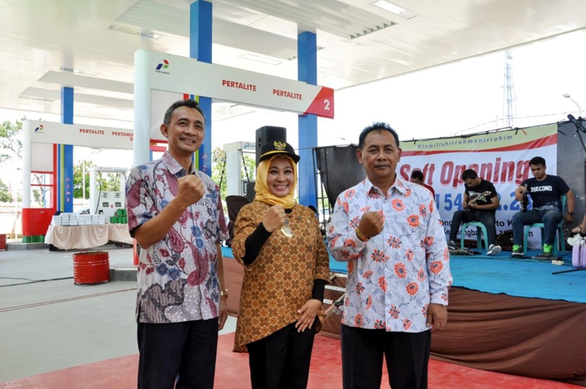 Foto : Wabup Lamongan, Hj. kartika Hidayati meresmikan SPBU di Jalan Raya Kembangbahu - Mantup Lamongan, Selasa (24/09/2019).