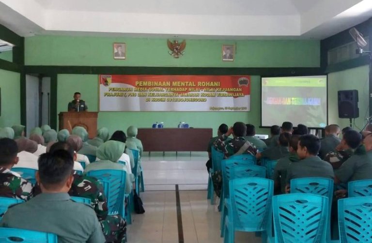 Foto : Pabintal Korem 082/CPYJ, Kapten Cba Choirul Anam, saat berikan Bintal Rohani ratusan Anggota Kodim 0813/Bojonegoro, Senin (02/09/2019).