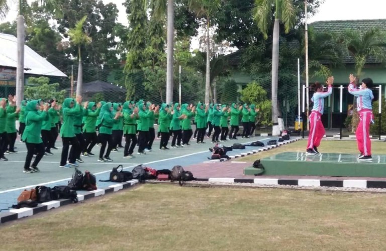 Foto : Para Anggota Persit KCK Cabang XXVIII Kodim 0813 Bojonegoro ikuti olahraga bersama di Makodim 0813/Bojonegoro, Rabu (04/09/2019).