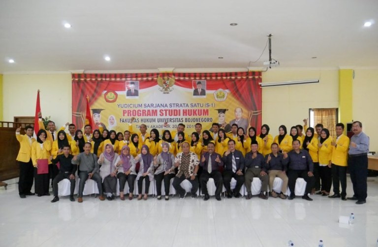 Foto : Ketua YSB, Arief Januwarso, M.Si. bersama Rektor Unigoro, Dr. Tri Astuti Handayani dan Dekan FH Unigoro, Hj. Herawati, MH., saat hadiri yudisium 35 sarjana S-1 FH Unigoro, Sabtu (31/08/2019).