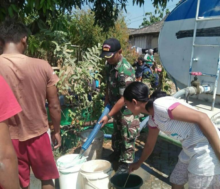 Foto : Pelda Slamet Sutrisno, Babinsa Koramil 14/Tambakrejo Kodim 0813 Bojonegoro bantu droping air bersih dari BPBD Kabuapten Bojonegoro di Desa Gamongan, Kecamatan Tambakrejo, Kabupaten Bojonegoro, Rabu (04/09/2019).