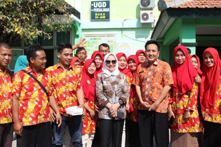 Foto : Bupati Bojonegoro, Hj. Anna Mu'awanah saat memberikan pembinaan kepada tenaga kesehatan di PKM Tambakrejo, Kabupaten Bojonegoro, Kamis (12/09/2019).
