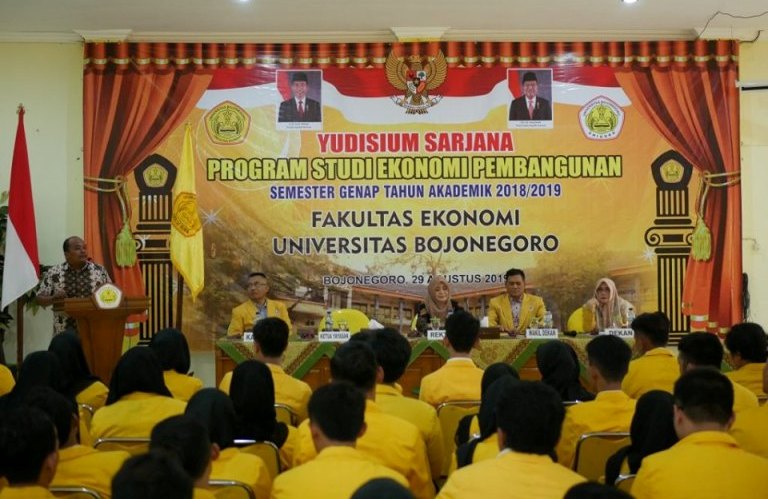 Foto : Ketua YSB, Arief Januarso, M.Si. saat sambutan Yudisium Sarjana Program Studi Ekonomi Pembangunan Semester Genap Tahun Akademik 2018/2019 FE Unigoro, Minggu (08/09/2019).