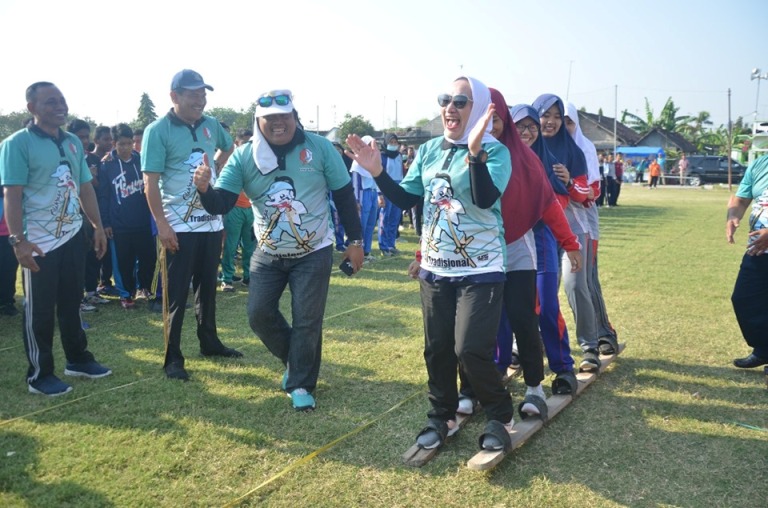 Foto : Bupati Bojonegoro, Hj. Anna Muawanah saatL berolahraga tradisional di Lapangan Desa Talun, Kecamatan Sumberejo, Kabupaten Bojonegoro, Sabtu (14/09/2019).
