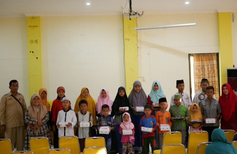 Foto : Santunan Yatim dan Lansia oleh YSB dan Dosen Unigoro, Senin (09/09/2019).
