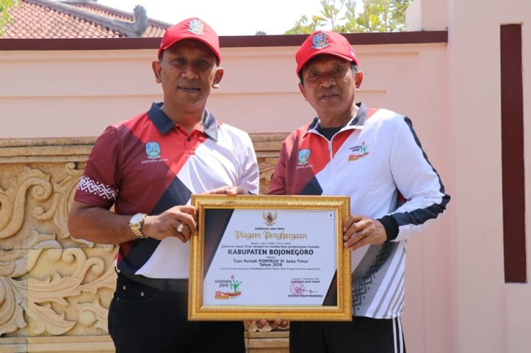 Foto : Wabup Bojonegoro, H. Budi Irawanto bersama Kadispora Kabupaten Bojonegoro, Dandy Suprayitno tunjukkan penghargaan Bojonegoro sebagai Kabupaten Peduli Olahraga, Senin (16/09/2019).