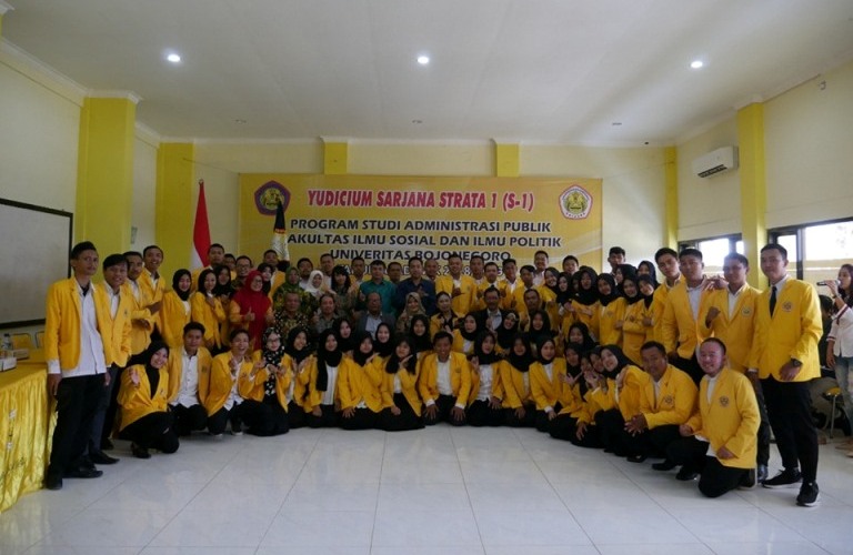 Foto : 65 Mahasiswa saat ikuti Yudisium Sarjana Strata 1 Program Studi Administrasi Publik - Fisip Unigoro, Minggu (15/09/2019).