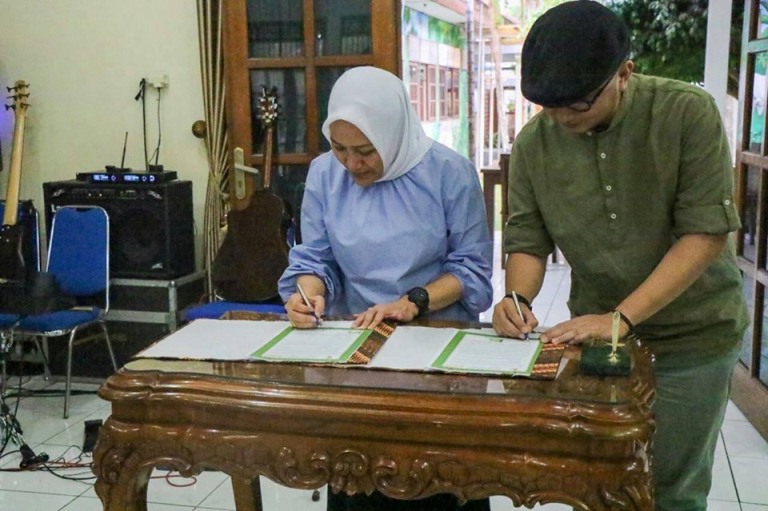 Foto : Bupati Bojonegoro, Hj. Anna Mu'awanah bersama Ketua ICCN, Fiki Satari teken MoU untuk mewujudkan Bojonegoro sebagai Kota Kreatif, Selasa (17/09/2019).