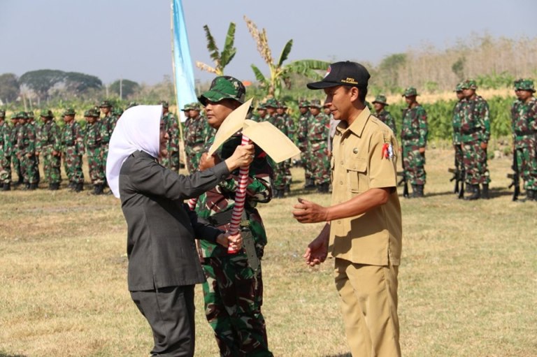 Foto : Bupati Bojonegoro, Hj. Anna Mu’awanah saat membuka Karya Bakti Kodim 0813 Bojonegoro Sekala Besar Tahun 2019 di lapangan Desa Turi, Kecamatan Tambakrejo, Kabupaten Bojonegoro, Selasa (24/09/2019).