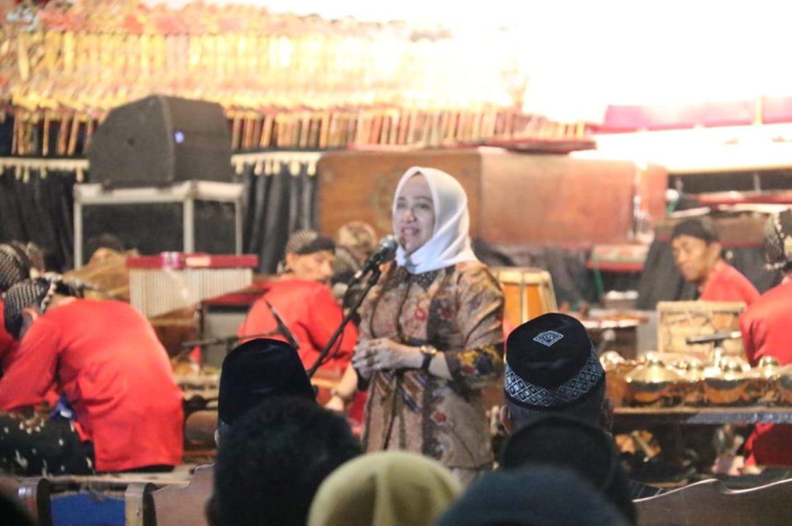 Foto : Bupati Bojonegoro, Hj. Anna Muawanah sambutan pada acara sedekah bumi sekaligus tasyakuran terpilihnya Kades Trembes, Selasa (03/09/2019) malam.