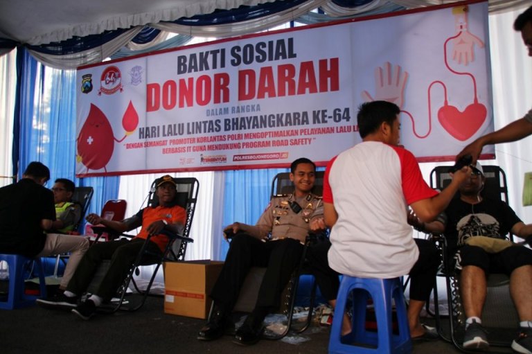 Foto : Kasat Satlantas Polres Bojonegoro, AKP Aristianto BS, saat mendonorkan darahnya, Minggu (15/09/2019)