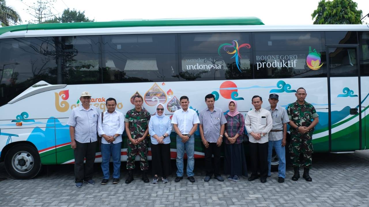 Foto : Kapolres Bojonegoro, AKBP Ary Fadli (Tengah), saat mendampingi Bupati Bojonegoro, Hj. Anna Mu’awanah yang melakukan kunjungan kerja ke Exit Tol Nganjuk, Jawa timur, Minggu (15/09/2019).