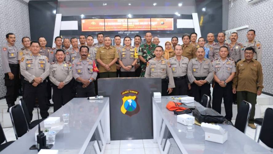 Kapolres Bojonegoro, AKBP Ary Fadli (Tengah) berfoto bersama para peserta RakorPencegahan dan Penanganan Kahutla di Kabupaten Bojonegoro, Selasa (17/09/2019).