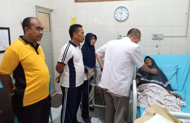 Foto : Mbah Yaminah, korban rumah roboh di Desa Margomulyo, Kecamatan Balen, Kabupaten Bojonegoro, saat dikontrol kesehatannya oleh Dokter spesialis penyakit dalam - Rumah Sakit Bhayangkara Wahyu Tutuko Bojonegoro, Kompol dr. Teguh, S.p. P.D., Jumat (20/09/2019) pagi.