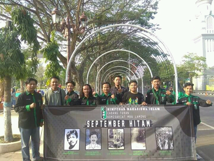 Foto : Aktivis HmI Cabang Tuban Komisariat Mbah Lamong mengadakan acara September Hitam di Alun - Alun Kabupaten Lamongan, Minggu (08/09/2019).