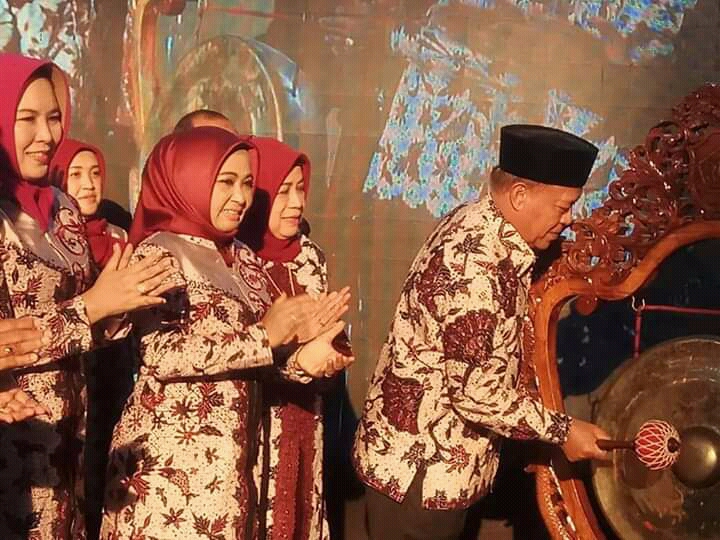 Foto : Wabup Lamongan, Hj. Kartika Hidayati (Tengah) mendampingi Bupati Lamongan, H. Fadeli yang memukul gong tanda dibukanya Lamongan Proprety Expo 2019 dan Pertura di SCL, Sabtu (21/09/2019).
