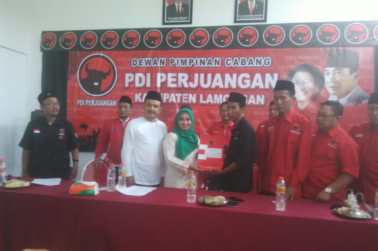 Foto : Hj. Kartika Hidayati serahkan berkas pendaftaran Bacawabup PDI Perjuangan Lamongan, Sabtu (14/09/2019).