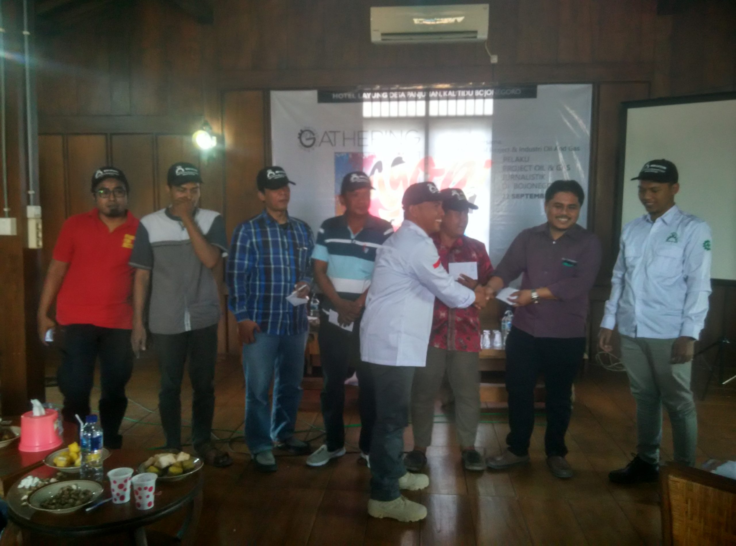 Foto : Sekjen Astek On GGO, Kamaludin serahkan hadiah juara 1 lomba menulis Gathering & Ngopi Bareng Pekerja Migas dan Wartawan kepada Khozim (Radar Bojonegoro), Minggu (22/09/2019).