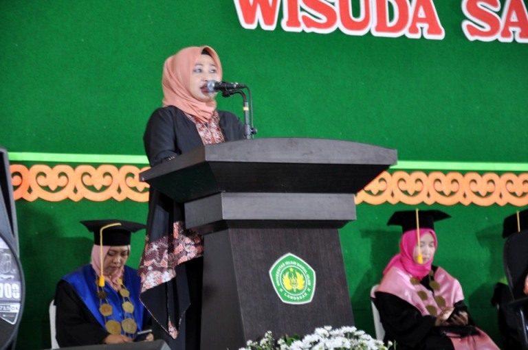 Foto : Wabup Lamongan, Hj. Kartika Hidayati sampaikan sambutan pada prosesi Wisuda Sarjana dan Pascasarjana serta Dies Natalis Ke- XXXIII Kampus Unisda Lamongan, Sabtu (05/10/2019).