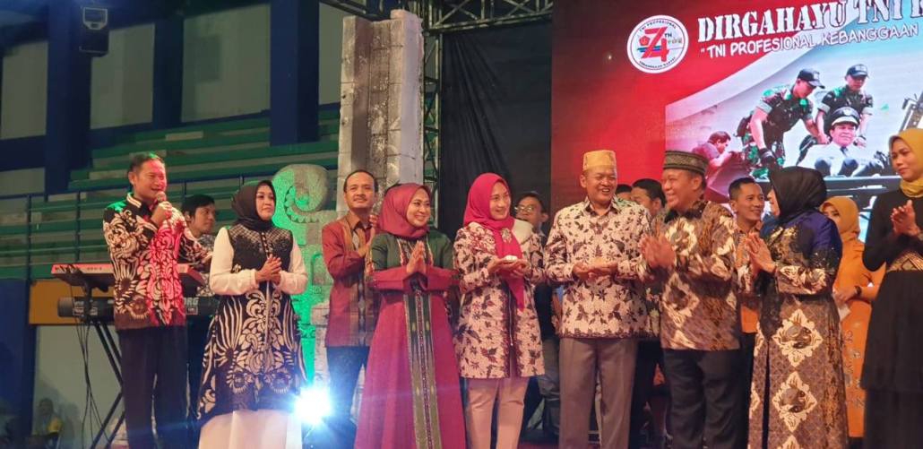 Foto : Bupati Lamongan, H. Fadeli dan Wabup Lamongan, Hj. Kartika Hidayati, serta Sekdakab Lamongan, Yuhronur Effendi juga Pejabat lainnya, saat hadiri acara Pesona Batik Lamongan 2019, Sabtu (05/10/2019) malam.