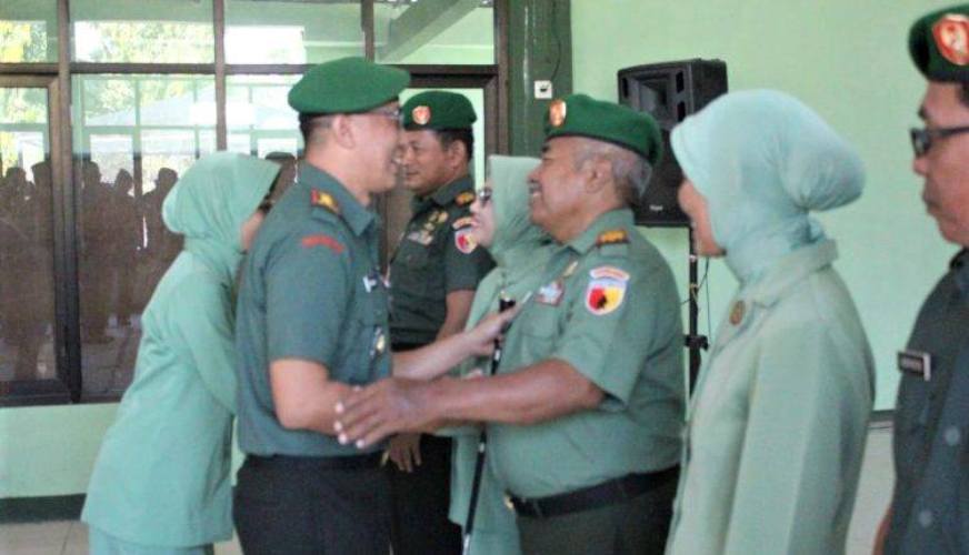 Foto : Dandim 0813 Bojonegoro, Letkol Inf Bambang Hariyanto salami Purnawirawan TNI Kodim 0813/Bojonegoro, Selasa (10/09/2019).