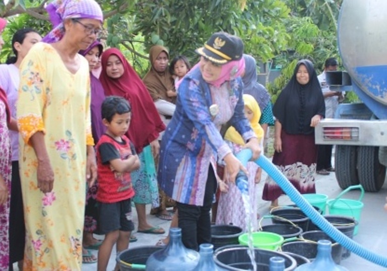Foto : Saat droping air bersih, Wabup Lamongan, Hj. Kartika Hidayati berdialog dengan warga yang kekeringan di Dusun Semperat - Desa Sumberwudi, Kecamatan Karanggeneng, Kabupaten Lamongan, Kamis (10/10/2019) siang.