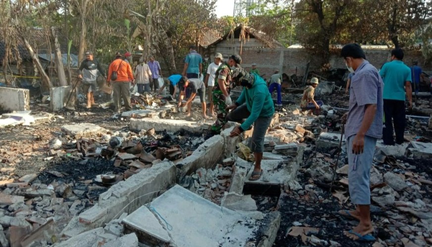 Foto : Babinsa Koramil Kalitidu bersama Warga Gelar Karya Bakti Untuk Membantu Korban Kebakaran Rumah di Dusun Krajan, Desa/Kecamatan Kalitidu, Kabupaten Bojonegoro, Jum'at (13/09/2019).