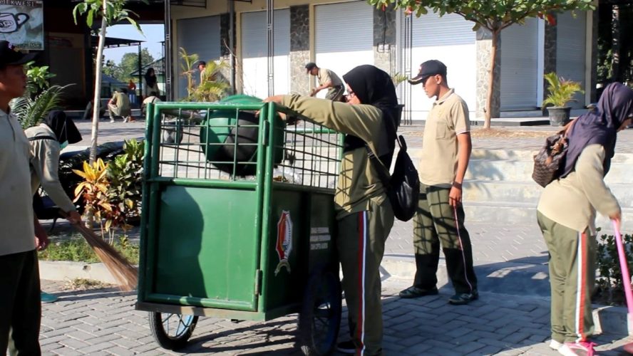 Foto : Puluhan anggota TNI dari Kodim 0813 dan Koramil 01/Bojonegoro gelar Jum'at Bersih, di Taman Rajekwesi Kabupaten Bojonegoro, Jawa Timur, Jum'at (20/09/2019).