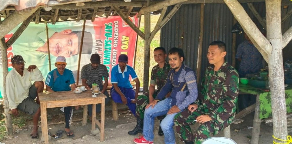 Foto : Babinsa Koramil 0813-06/Baureno Saat Gelar Komsos di Desa Kedungrejo, Kecamatan Baureno, Kabupaten Bojonegoro, Jum'at (27/09/2019).