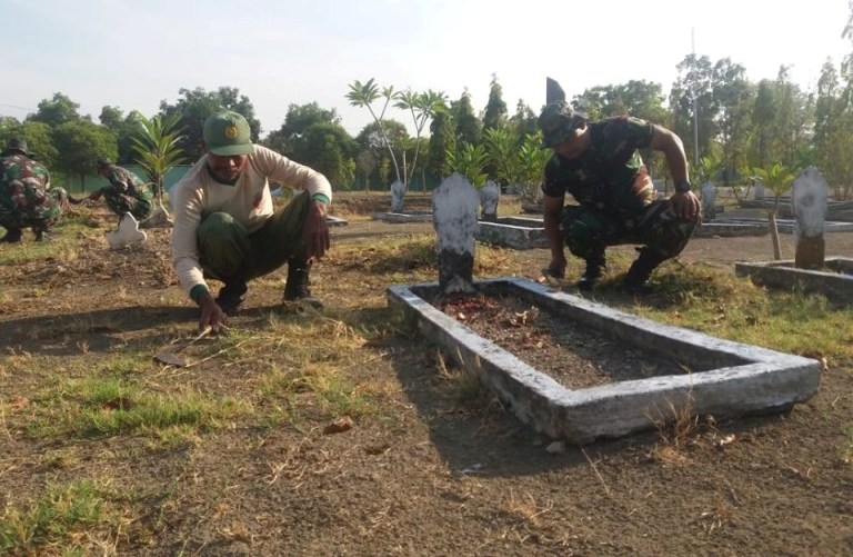 Foto : Anggota Koramil 05/Dander - Kodim 0813 Bojonegoro bersama Linmas setempat gelar karya bakti pembersihan lingkungan TMP Kusuma Bangsa, Jalan Raya Dander, Desa Ngumpakdalem, Kecamatan Dander, Kabupaten Bojonegoro, Jum'at (27/09/2019).