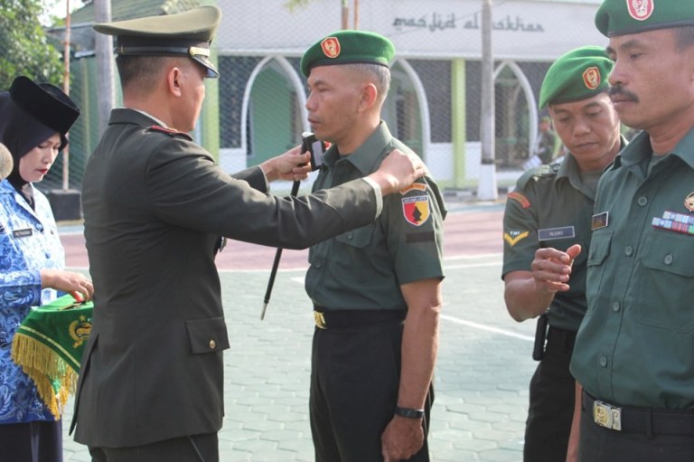 Foto : Dandim 0813 Bojonegoro, Letkol Inf Bambang Hariyanto, saat naikkan pangkat 54 Anggota Kodim 0813 Bojonegoro pada peringatan Hari Kesaktian Pancasila, Selasa (01/10/2019).