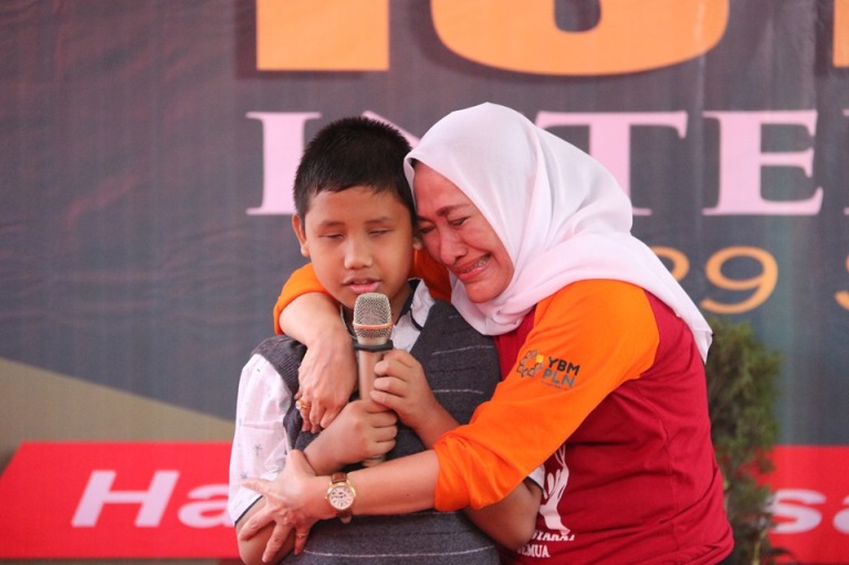 Foto : Bupati Bojonegoro, Anna Muawannah berikan pelukkan kasih sayang kepada anak disabilitas pada peringatan HBBI Tingkat Jawa Timur tahun 2019, Minggu (29/09/2019).