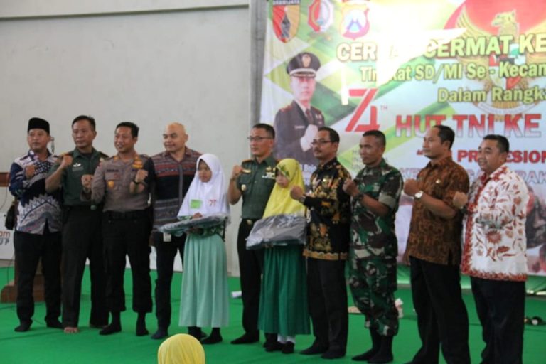 Foto : Dandim 0813 Bojonegoro, Letkol Inf Bambang Hariyanto dan lainnya sedang berfoto bersama para pemenang Lomba Cerdas Cermat Kebangsaan, di kantor Kecamatan Gayam, Kabupaten Bojonegoro, Rabu (02/10/2019).
