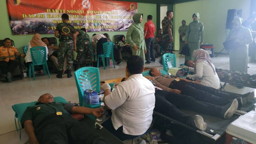 Foto : Anggota Kodim 0813 Bojonegoro gelar donor darah, Kamis (03/10/2019) pagi.